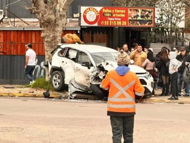 Dos personas resultaron lesionadas tras colisión entre microbús y un auto en Viña del Mar