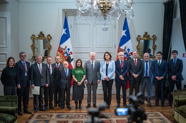 Con exministros de Bachelet, Piñera y Boric: Presidente Kast presentó a integrantes de la Comisión Nueva Arquitectura del Estado