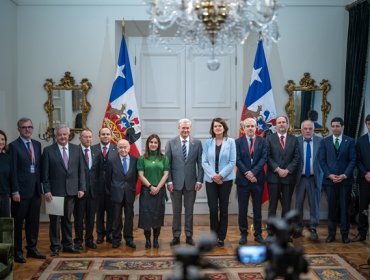 Con exministros de Bachelet, Piñera y Boric: Presidente Kast presentó a integrantes de la Comisión Nueva Arquitectura del Estado