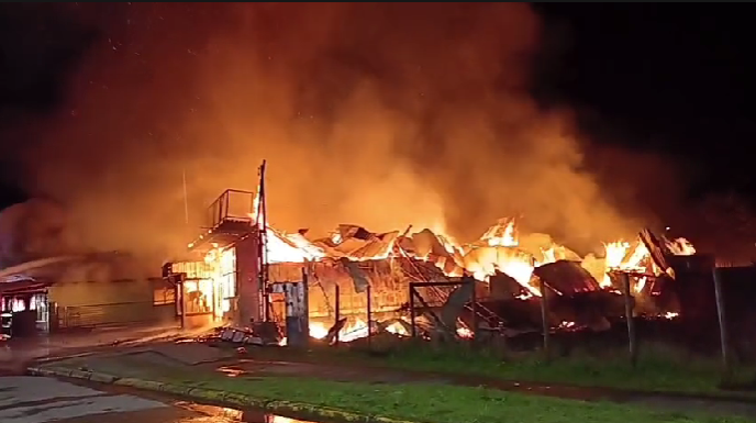 Violento incendio en Los Lagos deja un fallecido y consume cuartel de Bomberos y varias viviendas
