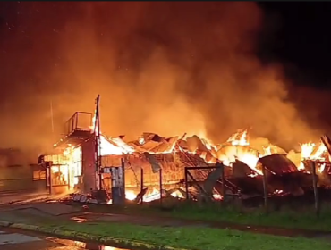 Violento incendio en Los Lagos deja un fallecido y consume cuartel de Bomberos y varias viviendas