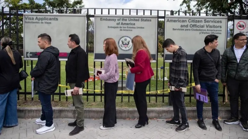 Gobierno de Trump cancela las entrevistas y otros trámites para visas de inmigrantes en consulados de EE.UU. en todo el mundo