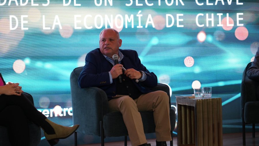 Gobernador Mundaca plantea impulsar corredor bioceánico en Los Andes y propone la creación de un Ministerio del Océano