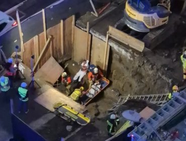 Dos trabajadores fueron rescatados tras quedar atrapados por deslizamiento de tierra en una obra en Valparaíso