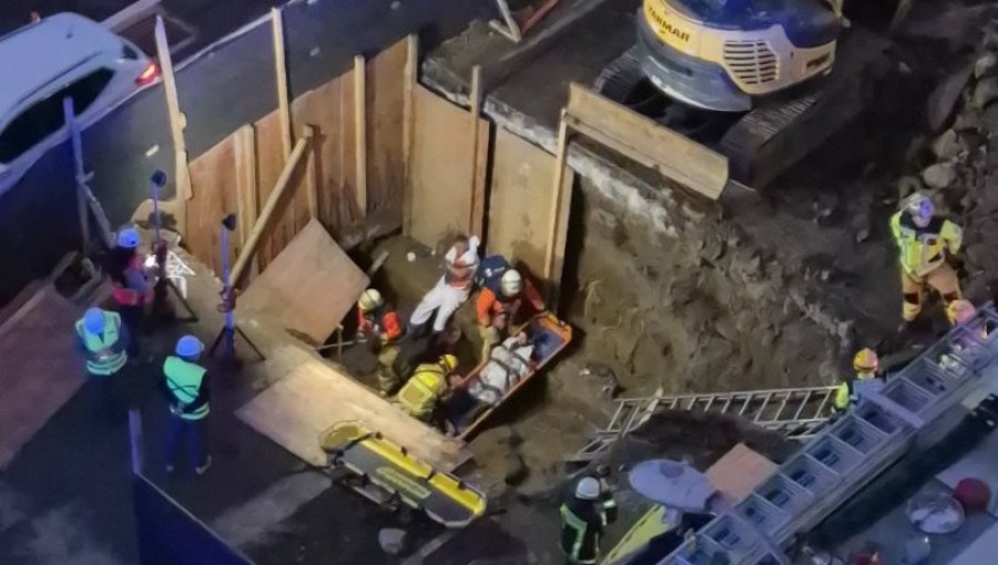 Dos trabajadores fueron rescatados tras quedar atrapados por deslizamiento de tierra en una obra en Valparaíso