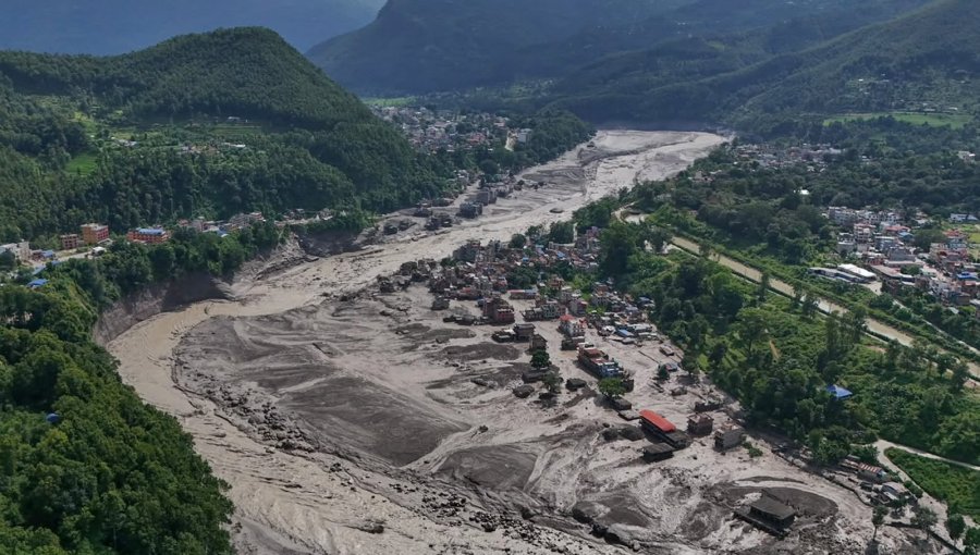 Tragedia en Nepal: fuerte crecida del río Bhotekoshi deja al menos 22 muertos y cerca de 400 turistas desaparecidos