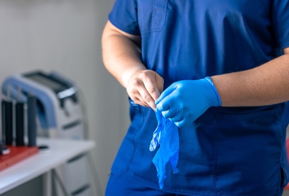Contraloría detecta que dos médicos becados trabajaron menos de seis meses en seis años en el Servicio de Salud Arauco