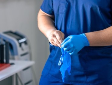 Contraloría detecta que dos médicos becados trabajaron menos de seis meses en seis años en el Servicio de Salud Arauco