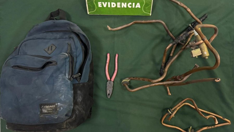 Tres detenidos tras ser sorprendidos robando cañerías de cobre desde edificio patrimonial de Valparaíso