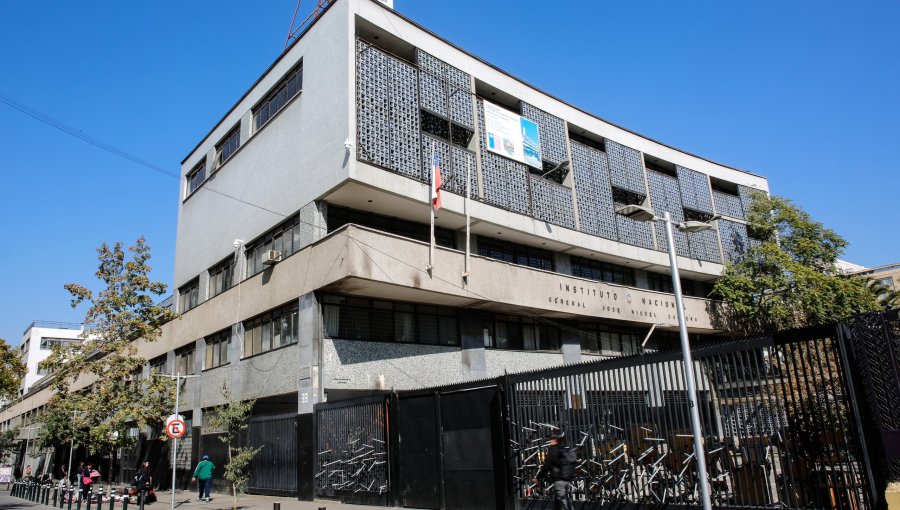 Exalumna del Instituto Nacional fue detenida tras amenazar de muerte a la rectora: Meta reportó la publicación a la PDI