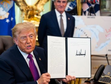 Trump firma decreto para cambiar el nombre del lago Ontario a “lago América” y advierte que "ahora sólo nos falta un océano"