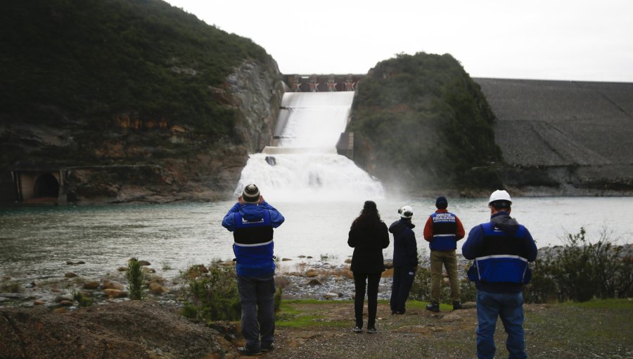 Embalse Colbún inicia vertimiento preventivo de agua en el río Maule ante lluvias y nivel al 98% de su capacidad