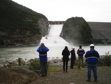 Embalse Colbún inicia vertimiento preventivo de agua en el río Maule ante lluvias y nivel al 98% de su capacidad