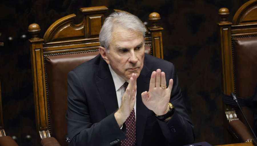 Moreira afirma que la reforma de seguridad "no está exenta de errores" y cuestiona a Arrau por "exponer" a Kast