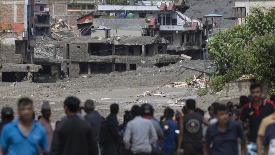 Cifra de fallecidos por devastadora inundación en Nepal se elevó a 332 personas