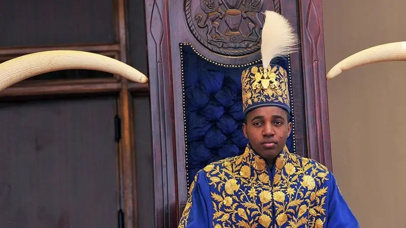 Muere a los 34 años el rey Oyo Nyimba, quien fuera el monarca más joven del mundo