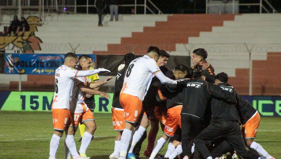 Cobresal se impone a Palestino y de momento abandona la zona de descenso en la Liga de Primera