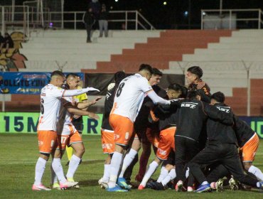 Cobresal se impone a Palestino y de momento abandona la zona de descenso en la Liga de Primera