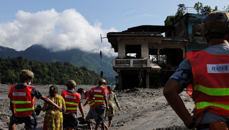 Aumentan a 538 los muertos y casi mil los desaparecidos tras devastadoras inundaciones en Nepal