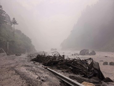 China alerta por el riesgo de un nuevo desastre tras desbordarse un lago formado por la riada en la frontera con Nepal