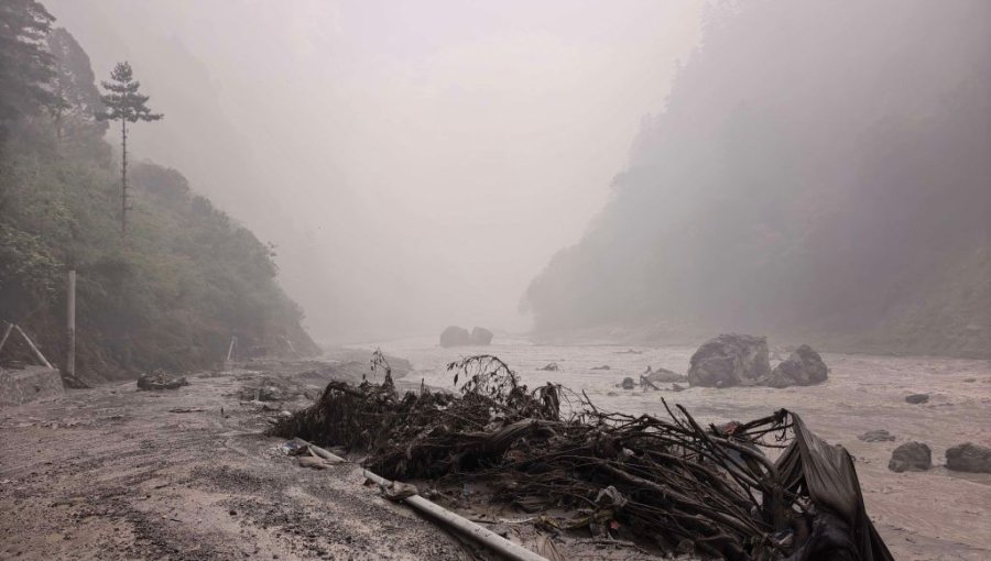 China alerta por el riesgo de un nuevo desastre tras desbordarse un lago formado por la riada en la frontera con Nepal