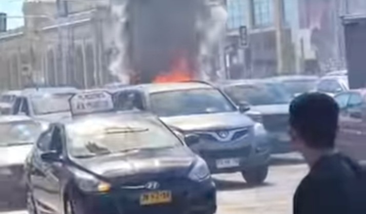 Incendio vehicular moviliza a distintas compañías de Bomberos en pleno centro de Valparaíso
