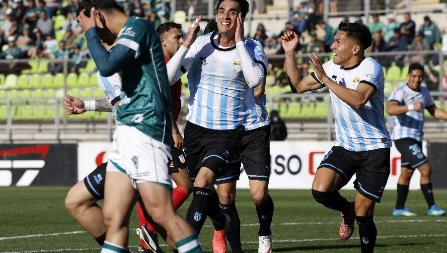 Santiago Wanderers logra agónica remontada ante Magallanes y lidera el Ascenso