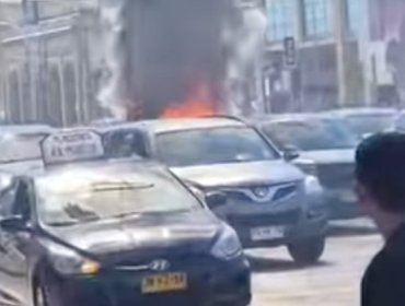 Incendio vehicular moviliza a distintas compañías de Bomberos en pleno centro de Valparaíso