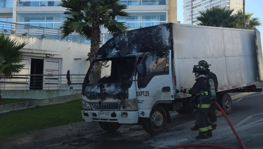 Camión envuelto en llamas moviliza a Bomberos en Costa de Montemar en Concón