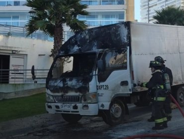 Camión envuelto en llamas moviliza a Bomberos en Costa de Montemar en Concón