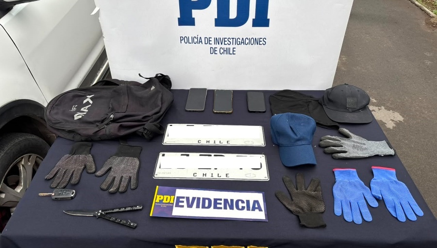 Detienen a tres sujetos en vehículo robado con elementos para cometer delitos en San Miguel