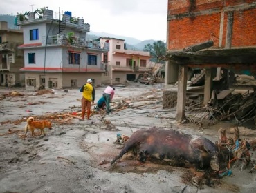 Ascienden a 750 los muertos por inundaciones en Nepal y China alerta de nuevo peligro