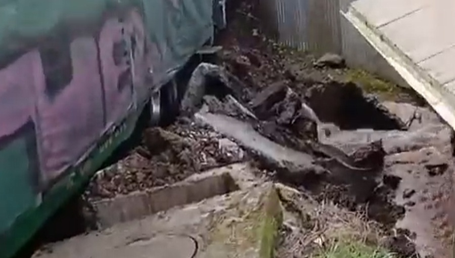 Descarrilamiento de tren provoca corte de agua y daños en vivienda en Lota