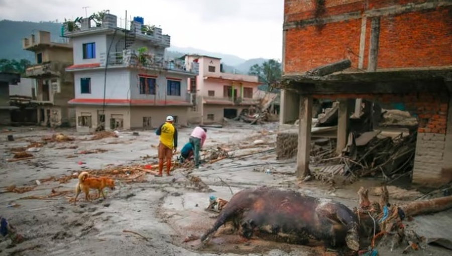 Ascienden a 750 los muertos por inundaciones en Nepal y China alerta de nuevo peligro