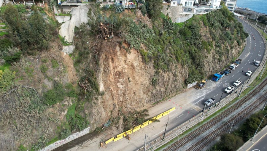 Trabajos de mitigación en ladera de la Av. España permitieron retirar 20 toneladas de material en dirección a Viña del Mar