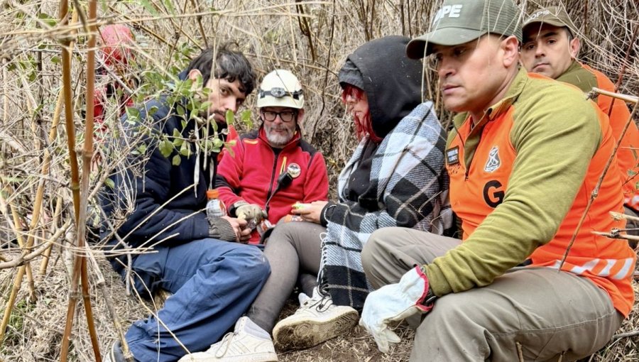 Rescatan a dos personas que se extraviaron cuando se dirigían a cascada en Placilla