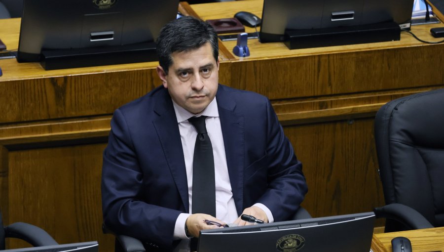 Senador Araya aborda su futuro en el PPD y adelanta que "probablemente congelemos la militancia"