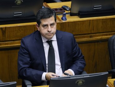 Senador Araya aborda su futuro en el PPD y adelanta que "probablemente congelemos la militancia"