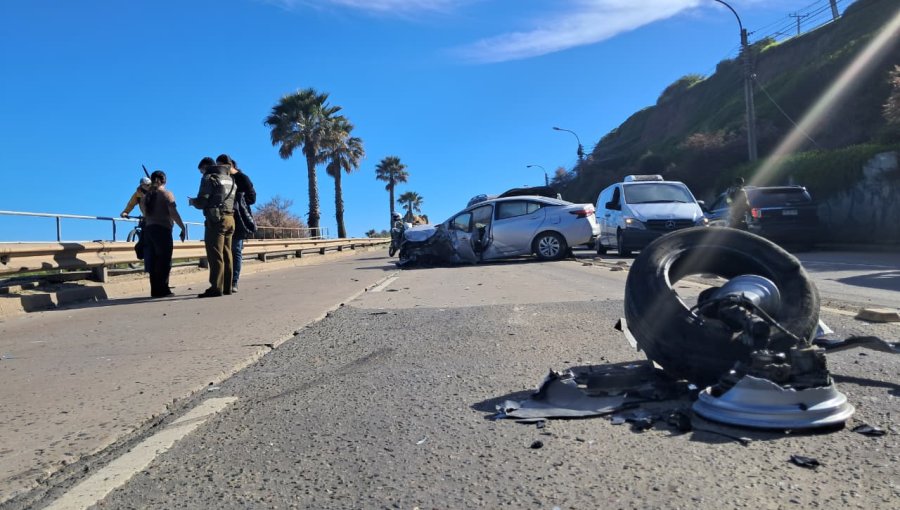 Vehículo traspasa la calzada y colisiona de frente a camioneta con funcionarios de la Seremi de Salud en Reñaca: tres lesionados