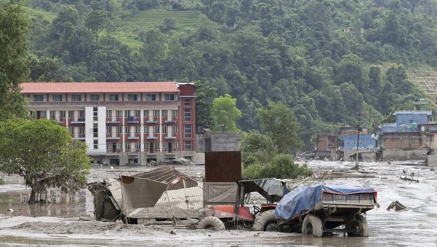 Suben a más de 930 los muertos y 4.200 desaparecidos por devastadora riada en la frontera entre Nepal y China
