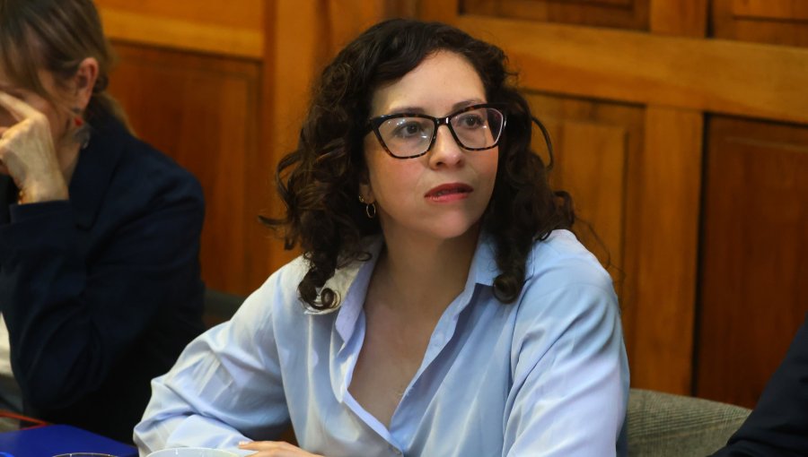 Gael Yeomans asume la presidencia del FA y llama "a la máxima unidad" frente al Gobierno de Kast
