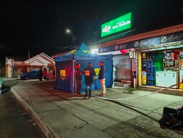 Acribillan a hombre afuera de una botillería y muere en plena vía pública de La Cruz