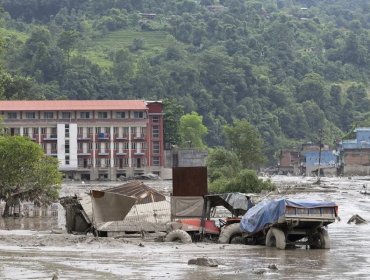 Suben a más de 930 los muertos y 4.200 desaparecidos por devastadora riada en la frontera entre Nepal y China