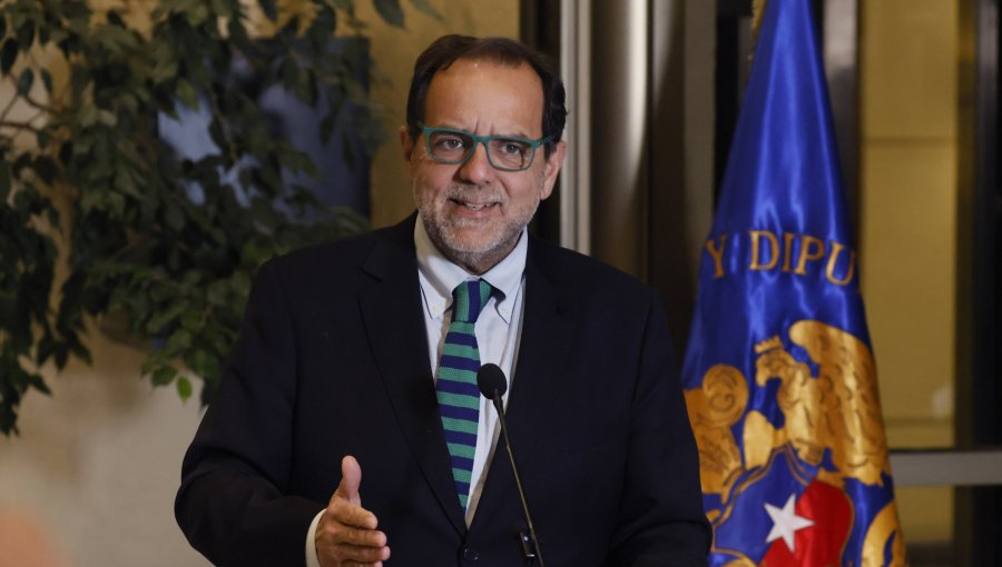 Mulet acusa "mal uso" de Ley Zamudio por conservador de Bienes Raíces de Santiago que busca evitar su cese obligatorio a los 75 años