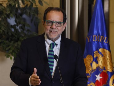 Mulet acusa "mal uso" de Ley Zamudio por conservador de Bienes Raíces de Santiago que busca evitar su cese obligatorio a los 75 años