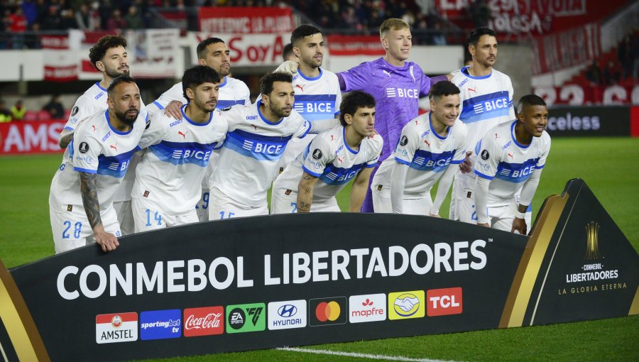 Conmebol multó a la UC por infracciones durante su visita a Estudiantes por la Copa Libertadores
