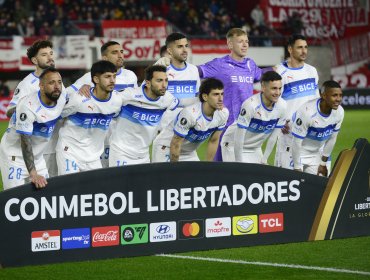 Conmebol multó a la UC por infracciones durante su visita a Estudiantes por la Copa Libertadores