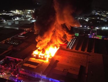 Incendio consume al menos dos galpones que almacenaban fardos de ropa en la Zofri de Iquique