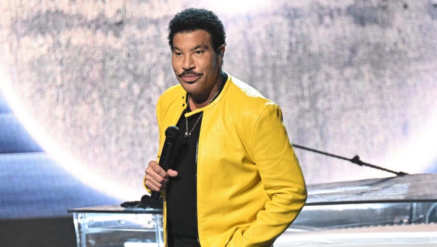 Lionel Richie fue hospitalizado tras dificultades para mantenerse de pie durante un show