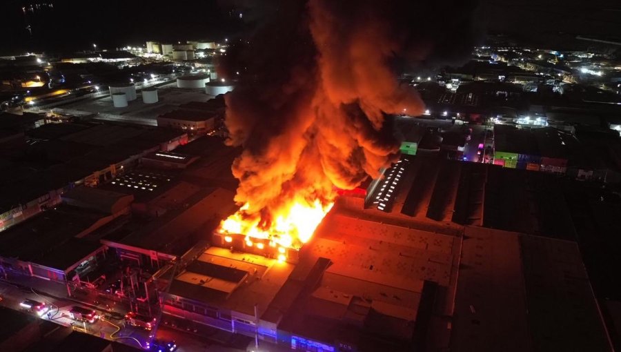 Incendio consume al menos dos galpones que almacenaban fardos de ropa en la Zofri de Iquique
